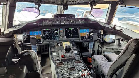 777-9 cockpit